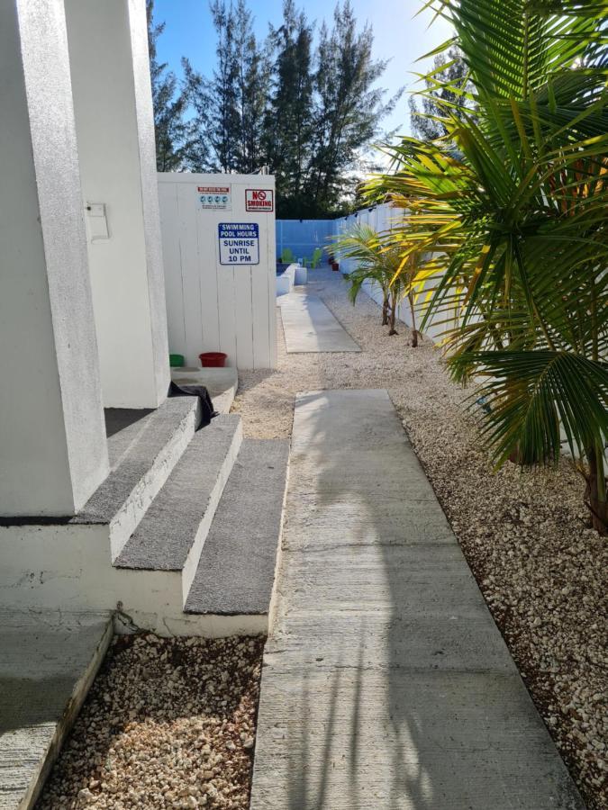 Bell At The Airport Suites Adults Only - Free Airport Transportation Nassau Esterno foto