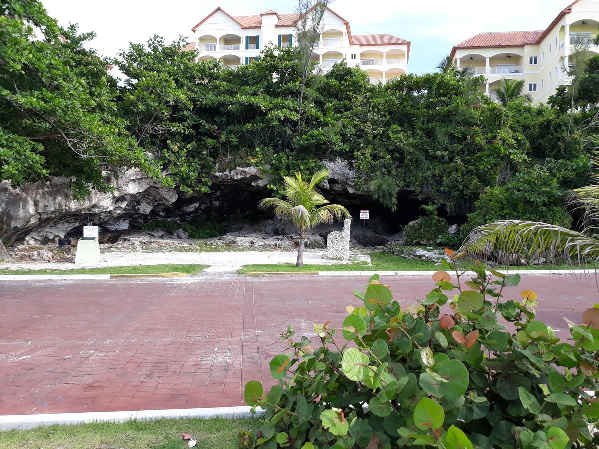 Bell At The Airport Suites Adults Only - Free Airport Transportation Nassau Esterno foto